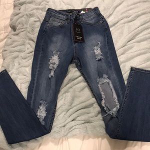 Ripped high wasted jeans